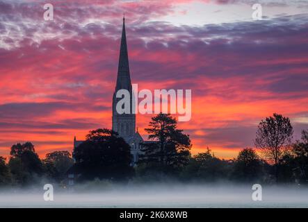 Oktober nebliger Morgenaufgang hinter der Salisbury Cathedral von den Harnham Water Meadows Wiltshire Südwesten Englands Stockfoto