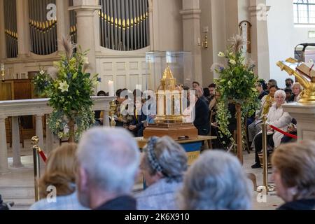 Brentwood Essex 16. Okt 2022 BESUCH DER RELIQUIEN DER hl. BERNADETTE von Lourdes in der katholischen Kathedrale von Brentwood (KATHEDRALE DER hl. MARIA UND der hl. HELENA UND ALLER HEILIGEN) im Rahmen einer Besichtigung der Reliquien durch Großbritannien. Kredit: Ian Davidson/Alamy Live Nachrichten Stockfoto