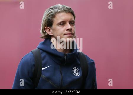 Birmingham, Großbritannien. 16. Oktober 2022. Conor Gallagher #23 von Chelsea kommt während des Premier League-Spiels Aston Villa gegen Chelsea in Villa Park, Birmingham, Großbritannien, 16.. Oktober 2022 (Foto von Phil Bryan/News Images) in Birmingham, Großbritannien am 10/16/2022. (Foto von Phil Bryan/News Images/Sipa USA) Quelle: SIPA USA/Alamy Live News Stockfoto