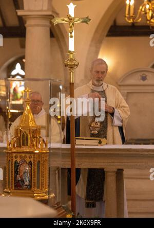 Brentwood Essex 16. Okt 2022 BESUCH DER RELIQUIEN DER hl. BERNADETTE von Lourdes in der katholischen Kathedrale von Brentwood (KATHEDRALE DER hl. MARIA UND der hl. HELENA UND ALLER HEILIGEN) im Rahmen einer Besichtigung der Reliquien durch Großbritannien. Kredit: Ian Davidson/Alamy Live Nachrichten Stockfoto