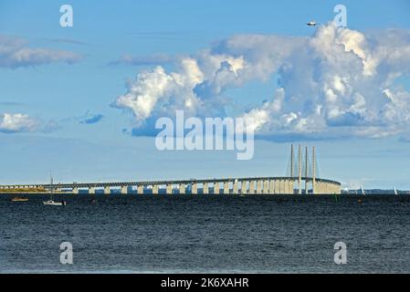 Die Öresund-Brücke (7845 Meter lang) von Dragör (Sjelland, Dänemark) aus gesehen verbindet Dänemark und Schweden und ist die längste Eisenbahn- und Autobahnbrücke in E Stockfoto