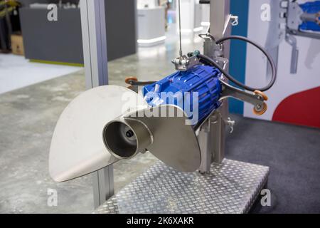 Tauchmotorpumpe und Rührwerk. Horizontale Mischerpumpe. Stockfoto