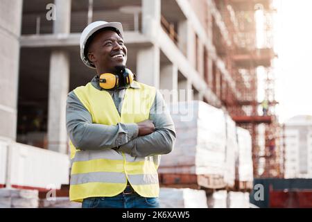 Beobachten, wie meine Ideen Gestalt annehmen. Ein junger männlicher Bauarbeiter träumte, während er auf der Baustelle war. Stockfoto