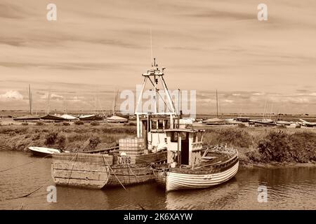 Fischerboote in Brancaster Staithe, Norfolk, Großbritannien in monochrom Stockfoto