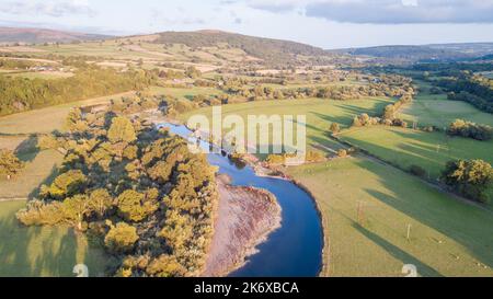 Luftaufnahme der Agrar- und Berglandschaft des Usk Valley, Powys, Wales, Großbritannien Stockfoto