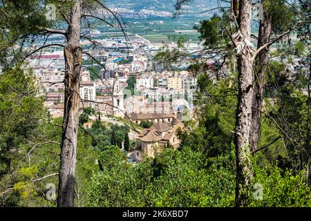 Blick auf die Stadt Xativa und die Stiftsbasilika Santa Maria eine Stunde außerhalb von Valencia in Spanien Stockfoto