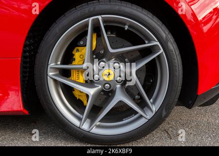 Atibaia - Brasilien, 7. Oktober 2022: Seitenansicht eines Rades eines roten Ferrari F8 Tributo geparkt. Mittelmotor-Sportwagen mit Heckantrieb. Ferrari - italienischer Luxus Stockfoto
