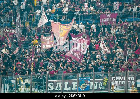 Mailand, Italien. 16. Oktober 2022. Unterstützer der US Salernitana 1919 während der Serie Ein Spiel zwischen FC Internazionale und US Salernitana 1919 im Stadio San Siro, Mailand, Italien am 16. Oktober 2022. Kredit: Giuseppe Maffia/Alamy Live Nachrichten Stockfoto