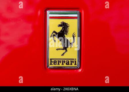 Atibaia - Brasilien, 7. Oktober 2022: Nahaufnahme des Scuderia Ferrari-Symbols (Cavallino grassiert) eines geparkten roten Ferrari F8 Tributos. Ferrari ist ein italienischer l Stockfoto