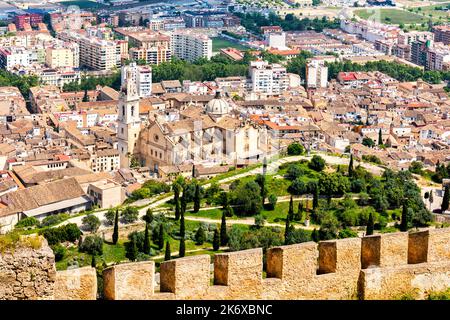 Blick auf die Stadt Xativa und die Stiftsbasilika Santa Maria eine Stunde außerhalb von Valencia in Spanien Stockfoto