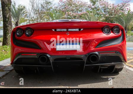 Atibaia - Brasilien, 7. Oktober 2022: Rückansicht des roten Ferrari F8 Tributo auf der Straße geparkt. Mittelmotor-Sportwagen mit Heckantrieb. Ferrari ist ein italienischer Luxus Stockfoto