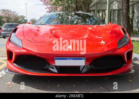 Atibaia - Brasilien, 7. Oktober 2022: Niedrige Vorderansicht des roten Ferrari F8 Tributo geparkt. Mittelmotor-Sportwagen mit Heckantrieb. Ferrari ist ein italienischer Luxus-SP Stockfoto