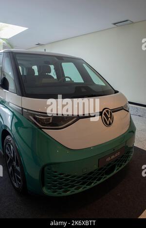 ATIBAIA- Brasilien, Okt 7, 2022: Grün weiß VW ID Buzz oder ID.Buzz. Der Elektro-Minivan Volkswagen Bulli ist ein emissionsfreies Konzeptfahrzeug. Neuer elektrischer Volkswag Stockfoto