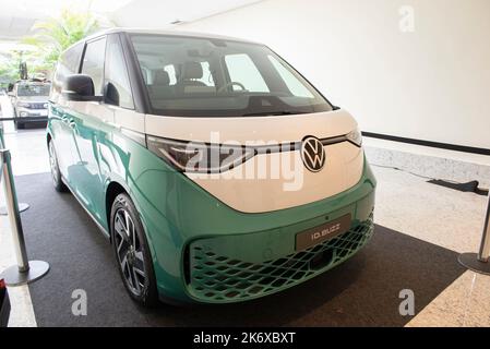 ATIBAIA- Brasilien, Okt 7, 2022: Grün weiß VW ID Buzz oder ID.Buzz. Der Elektro-Minivan Volkswagen Bulli ist ein emissionsfreies Konzeptfahrzeug. Neuer elektrischer Volkswag Stockfoto