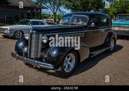 Falcon Heights, MN - 19. Juni 2022: Hochperspektivische Vorderansicht einer Buick 8 Special Series 40 Touring Sedan Model 1938 41 auf einer lokalen Automobilausstellung. Stockfoto