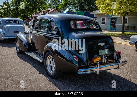 Falcon Heights, MN - 19. Juni 2022: Hochperspektivische Rückansicht einer Buick 8 Special Series 40 Touring Sedan Model 1938 41 auf einer lokalen Automobilausstellung. Stockfoto