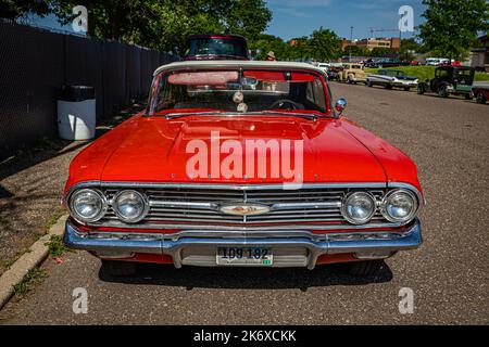 Falcon Heights, MN - 19. Juni 2022: Hochperspektivische Frontansicht eines Chevrolet Impala Cabriolets aus dem Jahr 1960 auf einer lokalen Automobilmesse. Stockfoto