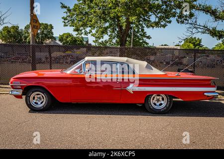 Falcon Heights, MN - 19. Juni 2022: Hochperspektivische Seitenansicht eines Chevrolet Impala Cabriolets aus dem Jahr 1960 auf einer lokalen Automobilmesse. Stockfoto