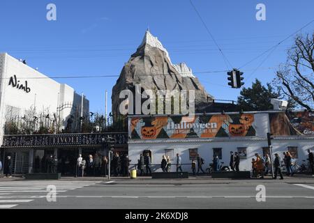 Kopenhagen /Dänemark/16. Oktober 2022 / Besucher, die im Tivoli-Garten schwelgen, um die Halloween-Saison im Tivoli Grden in der dänischen Hauptstadt zu sehen. (Foto..Francis Joseph Dean/Dean Picturs. Stockfoto