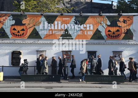 Kopenhagen /Dänemark/16. Oktober 2022 / Besucher, die im Tivoli-Garten schwelgen, um die Halloween-Saison im Tivoli Grden in der dänischen Hauptstadt zu sehen. (Foto..Francis Joseph Dean/Dean Picturs. Stockfoto