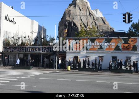 Kopenhagen /Dänemark/16. Oktober 2022 / Besucher, die im Tivoli-Garten schwelgen, um die Halloween-Saison im Tivoli Grden in der dänischen Hauptstadt zu sehen. (Foto..Francis Joseph Dean/Dean Picturs. Stockfoto