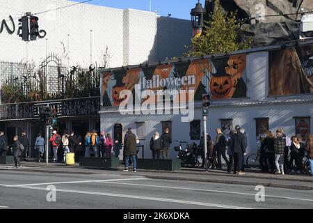 Kopenhagen /Dänemark/16. Oktober 2022 / Besucher, die im Tivoli-Garten schwelgen, um die Halloween-Saison im Tivoli Grden in der dänischen Hauptstadt zu sehen. (Foto..Francis Joseph Dean/Dean Picturs. Stockfoto