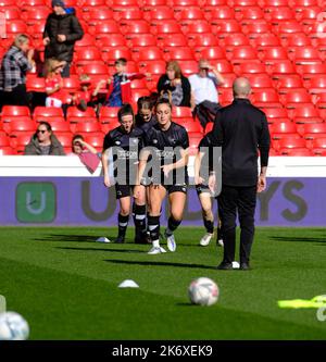 Nottingham, Großbritannien. 16. Oktober 2022. Derby-Spieler wärmen sich während des Spiels National Womens League North zwischen Nottingham Forest und Derby County auf dem City Ground Nottingham, England auf (Foto: Paul Bonser/Sports Press Foto/C - EINE STUNDE DEADLINE - NUR FTP AKTIVIEREN, WENN BILDER WENIGER ALS EINE STUNDE ALT sind - Alamy) Kredit: SPP Sport Drücken Sie Foto. /Alamy Live News Stockfoto