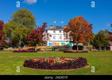 Chalkwell Hall in Chalkwell Park, Westcliff on Sea, Southend on Sea, Essex, Großbritannien. Georgianisches Gebäude, das von Metal Southend als Kunst- und Kulturzentrum genutzt wird Stockfoto