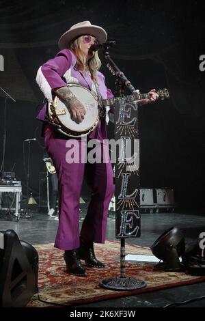 Hollywood, Florida, USA. 15. Oktober 2022. Elle King tritt am 15. Oktober 2022 im Hard Rock Live im Seminole Hard Rock Hotel & Casino in Hollywood, Florida, auf. Kredit: Mpi04/Media Punch/Alamy Live Nachrichten Stockfoto