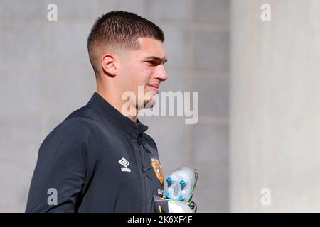 Hull, Großbritannien. 16. Oktober 2022. Xavier Simons #35 von Hull City kommt für das Sky Bet Championship Spiel Hull City gegen Birmingham City im MKM Stadium, Hull, Großbritannien, 16.. Oktober 2022 (Foto von Ben Early/News Images) in Hull, Großbritannien am 10/16/2022. (Foto von Ben Early/News Images/Sipa USA) Quelle: SIPA USA/Alamy Live News Stockfoto