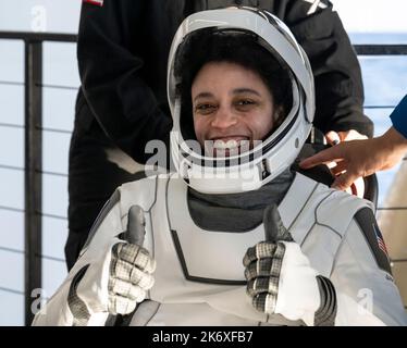 NASA-Astronautin Jessica Watkins wird aus dem Raumschiff SpaceX Crew Dragon Freedom an Bord des Raumschiffs Megan geholfen, nachdem sie, NASA-Astronaut Kjell Lindgren, NASA-Astronaut Robert Hines, Und die ESA-Astronautin Samantha Cristoforetti landete am Freitag, den 14. Oktober 2022, im Atlantischen Ozean vor der Küste von Jacksonville, Florida. Lindgren, Hines, Watkins und Cristoforetti kehren nach 170 Tagen im Weltall als Teil der Expeditionen 67 und 68 an Bord der Internationalen Raumstation zurück. Obligatorische Gutschrift: Bill Ingalls/NASA über CNP /MediaPunch Stockfoto