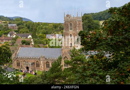 Eine Hochzeitsfeier in der Priory Church of St. George, Dunster, Somerset, England, Vereinigtes Königreich. Stockfoto