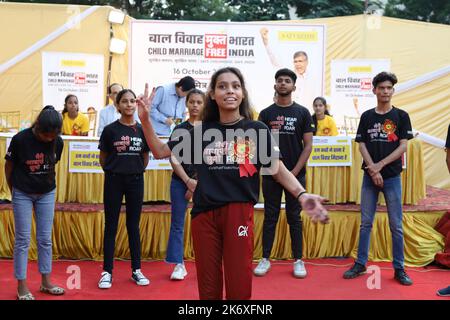 Schauspieler spielen ein Straßenspiel, das während der ‘Child Marriage-free India Campaign’ organisiert wurde, die von einer NGO am Sonntag, dem 16. Oktober 2022, im Slum des Sanjay Camp in Neu-Delhi in Indien veranstaltet wurde. Mehr als 500 Kinder und Gemeindefrauen versammelten sich, um der Kampagne beizuwohnen. Indien beobachtet Kindermädchenehen vor dem gesetzlichen Alter aufgrund mangelnder Alphabetisierung unter den Menschen, die in Dörfern und Slums leben. Foto von Anshuman Akash/ABACAPRESS.COM Quelle: Abaca Press/Alamy Live News Stockfoto