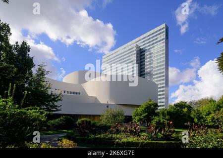 Deutschland, Nordrhein-Westfalen, Düsseldorf, Gustaf-Gründgens-Platz, Schauspielhaus und Hochhaus 'Dreischeibenhaus' // Deutschland, Nordrhein-Westfalen, Stockfoto