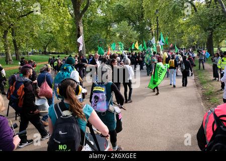 Hyde Park, London, Großbritannien. 16. Okt 2022. Extinction Rebellion versammelt euch und marschiert im Hyde Park. Kredit: Matthew Chattle/Alamy Live Nachrichten Stockfoto