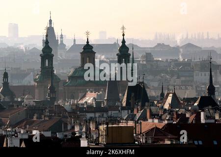 Prag, Tschechische Republik. 16. Oktober 2022. Am frühen Morgen des Herbsttages über Prag in der Tschechischen Republik. (Bild: © Slavek Ruta/ZUMA Press Wire) Bild: ZUMA Press, Inc./Alamy Live News Stockfoto