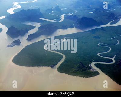 Luftaufnahme über grünen großen Mangrovenwäldern in der Nähe der Andamanensee Thailand, Seeseite, Grün, Landschaft Stockfoto