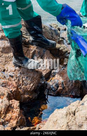 Salvador, Bahia, Brasilien - 03. November 2019: Reinigungsmittel extrahieren Öl aus dem Strand von Rio Vermelho in der Stadt Salvador. Der Standort war von einem betroffen Stockfoto