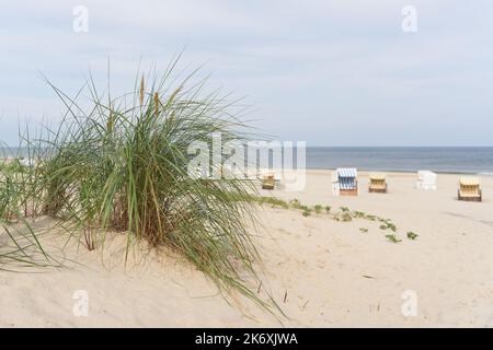 Strand an der Küste von Swinoujscie an der polnischen Ostsee mit Liegestühlen im Hintergrund Stockfoto