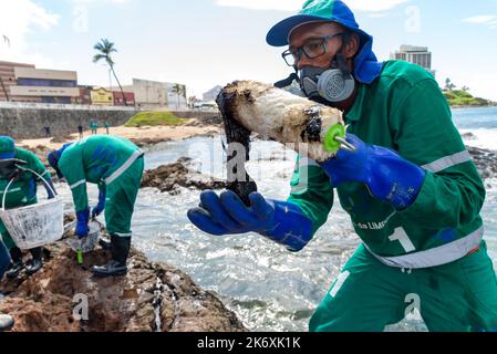 Salvador, Bahia, Brasilien - 03. November 2019: Reinigungsmittel extrahieren Öl aus dem Strand von Rio Vermelho in der Stadt Salvador. Der Standort war von einem betroffen Stockfoto