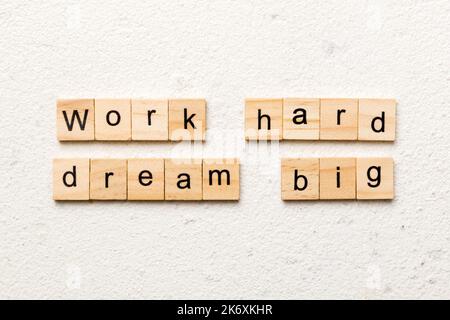 Arbeiten Sie hart Traum großes Wort auf Holzblock geschrieben. Arbeiten Sie hart Traum großen Text auf Zement Tisch für Ihre Desing, Top View Konzept. Stockfoto