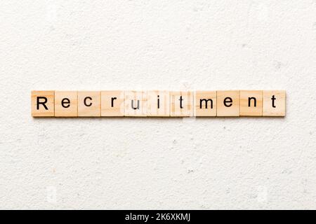 Rekrutierungswort auf Holzblock geschrieben. Rekrutierungstext auf Tisch, Konzept. Stockfoto