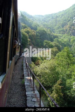 Die alte Schmalspurbahn Vivarais verbindet die Bahnhöfe Tournon und Lamastre in der französischen Region Ardeche. Stockfoto