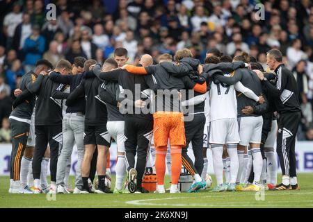 Die Mannschaft von Leeds spricht während des Stromausgleichs in der ersten Hälfte des Premier League-Spiels Leeds United gegen Arsenal in der Elland Road, Leeds, Großbritannien, 16.. Oktober 2022 (Foto von James Heaton/Nachrichtenbilder) Stockfoto