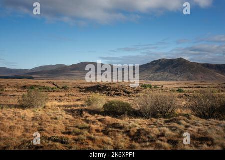 Beeindruckende Landschaft der weiten und abgelegenen Torfgebiete am Rand des Wild Nephin National Park, co Mayo, Irland. Stockfoto