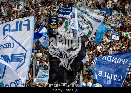 Roma, Italien. 16. Oktober 2022. Lazio-Fans jubeln während des Fußballspiels der Serie A zwischen SS Lazio und Udinese Calcio im Olimpico-Stadion in Rom (Italien) am 16.. Oktober 2022 an. Foto Andrea Staccioli/Insidefoto Kredit: Insidefoto di andrea staccioli/Alamy Live News Stockfoto