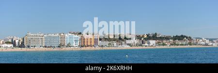 Costa Brava Küste mit Blanes Strand und Hotels vom Meer, Katalonien, Spanien. Stockfoto