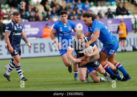 Newcastle, Großbritannien. 16.. Oktober 2022. Newcastle, Großbritannien. 16. Oktober 2022. Bailey Hayward aus Schottland wird am Sonntag, den 16.. Oktober 2022, während des Rugby League World Cup Pool B-Spiels 2021 zwischen Schottland und Italien im Kingston Park, Newcastle, angegangen. (Kredit: Chris Lishman | MI News) Kredit: MI Nachrichten & Sport /Alamy Live News Stockfoto