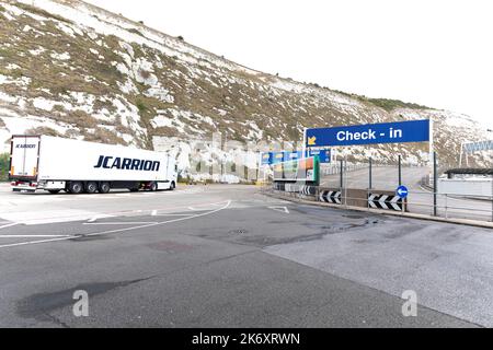 Ein JCarrion-Lastwagen, der den Check-in-Punkt im Hafen von Dover, Großbritannien, erreicht. Hinter dem Hotel befindet sich ein Blick auf die weißen Klippen von Dover. 7.. September 2022. Stockfoto