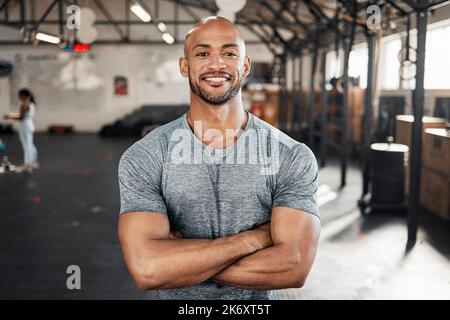 Kämpfe für den Körper, den du willst. Ein junger Mann, der während eines Trainings eine Pause macht. Stockfoto